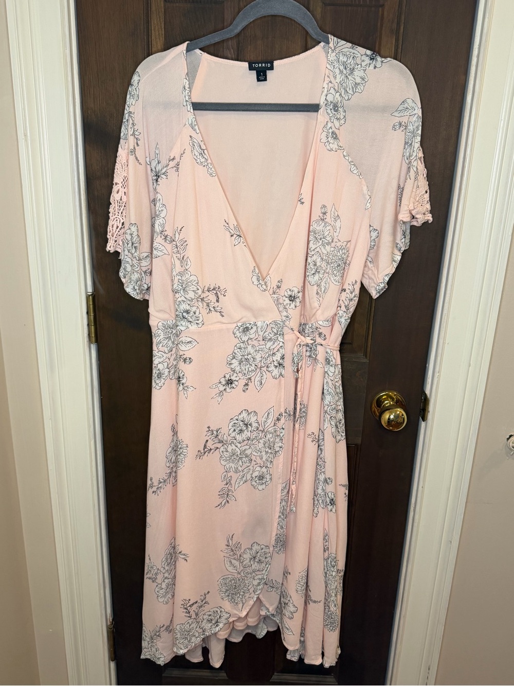 Torrid Pink Floral Wrap Dress Crochet Sleeve Midi Size 1 Plus VGUC